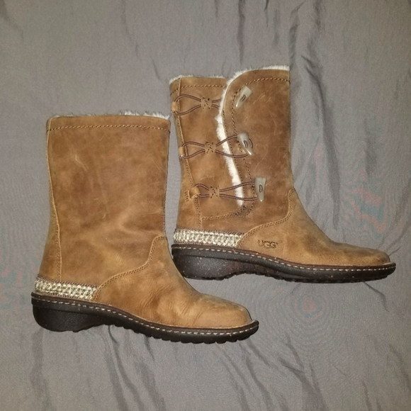 UGG Shoes - Ugg Tooth Toggle Shearing Boots *RARE* Size 8